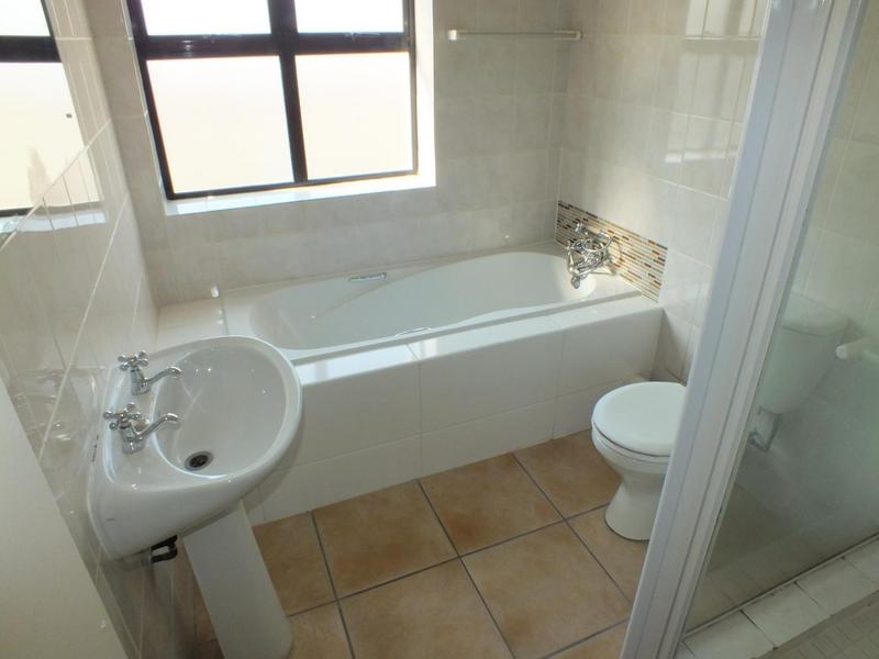 To Let 4 Bedroom Property for Rent in Van Riebeeckshof Western Cape